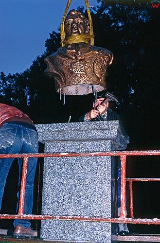 Lidzbark Warm 2001r. Montaż Pomnika Ignacego Krasickiego